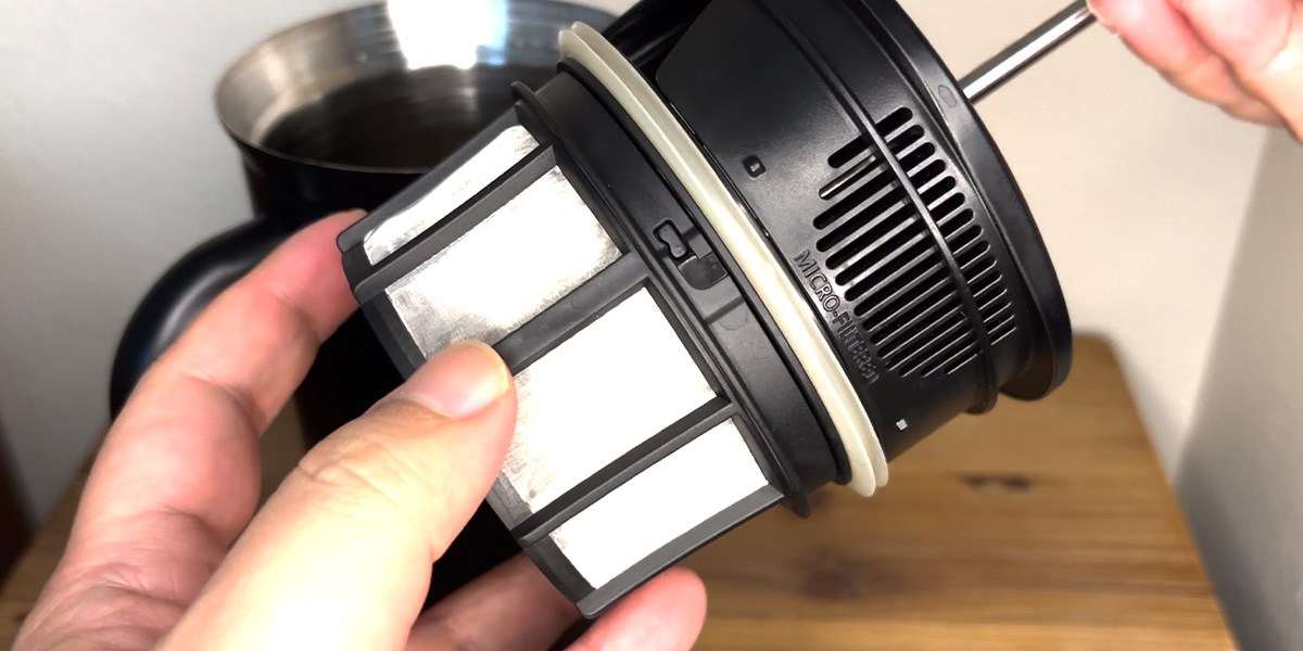 Hands holding top piece of Espro P7 Hands holding top piece of Espro P7