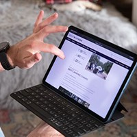 Smart Keyboard connects to iPad without batteries or power cord