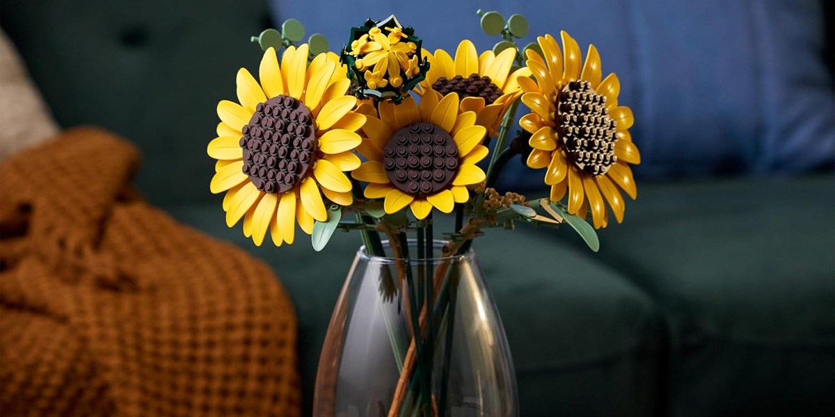LEGO-Botanicals-Sunflower-Bouquet-Building